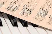 楽譜を英語で何と言う？音符・五線譜の英語表現や「楽譜を書く」を英文でご紹介！