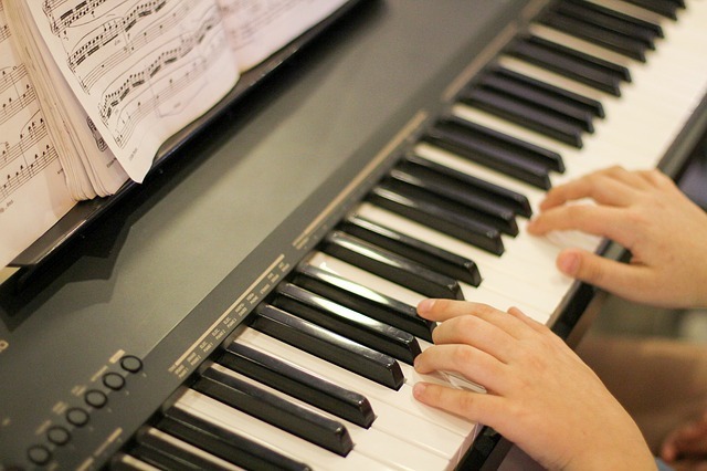 キーボードと電子ピアノの違いとは？どちらを選ぶべきなのか？ | FLIPPER'S