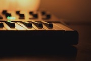 MIDIとは何？初心者向けに分かりやすく解説！音源との関係は？