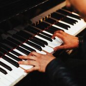 【ピアノ】左手での演奏を上達させるコツはこれ！両手でピアノを弾きこなそう